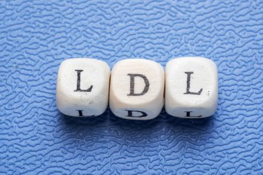 LDL (düşük yoğunluklu lipoprotein) mavi bir arka plan bir ahşap küplerin kelime