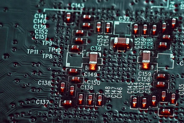 Schwarzer elektronischer Schaltkreis Hintergrund, Nahaufnahme Mikrochip. — Stockfoto