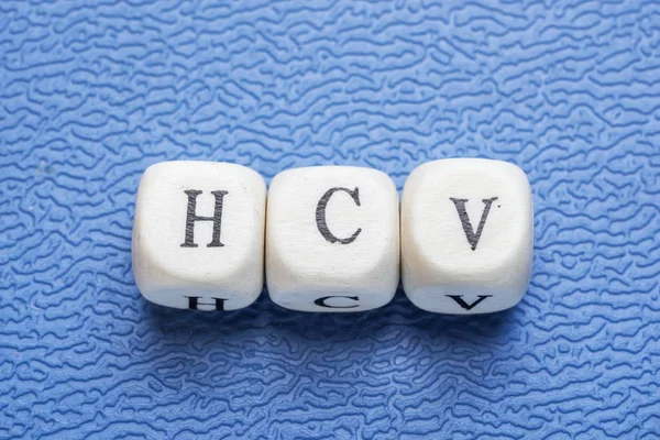 Hsv (ιών ηπατίτιδας c) των λέξεων σε ένα ξύλινο κύβους σε μπλε φόντο — Φωτογραφία Αρχείου