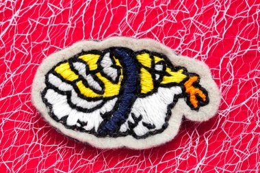 suşi karides kırmızı bir arka plan üzerine işlemeli el