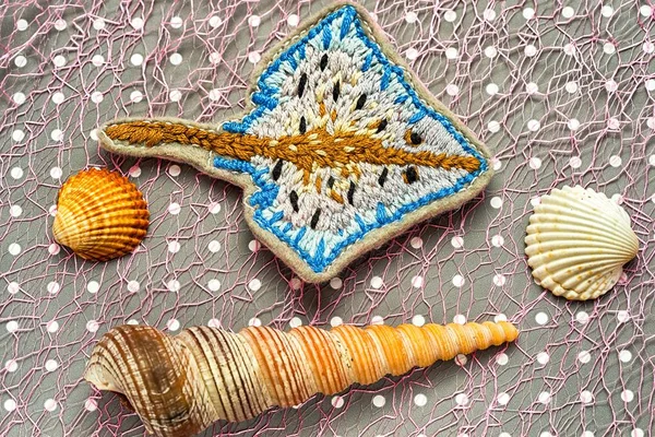 Kézzel hímzett rámpa hal között tengeri kagylókból — Stock Fotó