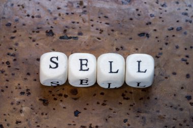 Metin bir kahverengi mantar arka plan bir ahşap küplerin satmak