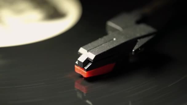 Zwarte muziek vinyl record spinnen — Stockvideo