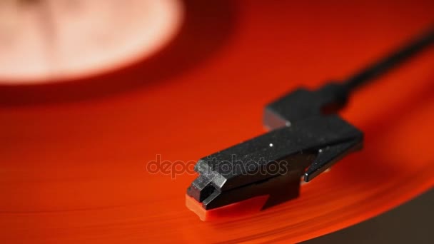 Tourne au vinyle rouge, vue rapprochée, mise au point sur aiguille — Video