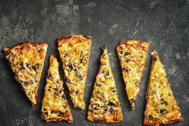 pizza parçaları üst üste kopya alanı üst soluk dokusal koyu siyah zemin üzerine yalan