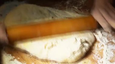 Bir oklava ile el hamur rulo
