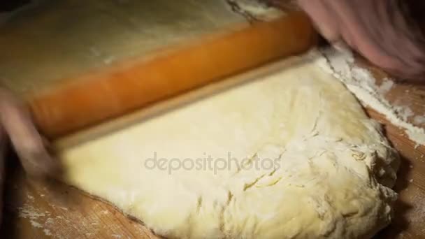 Hands with a rolling pin roll the dough — Stock Video
