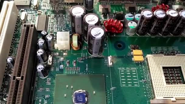 Voe sobre a placa de circuito de computador, fundo de tecnologia eletrônica — Vídeo de Stock