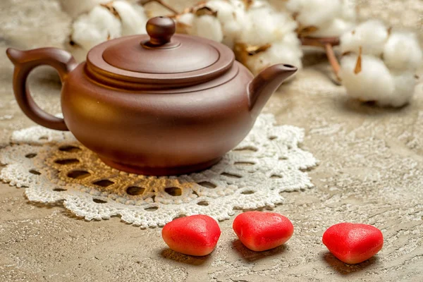 Чайник и три марципана в форме сердец, праздничная чаепитие День Святого Валентина . — стоковое фото
