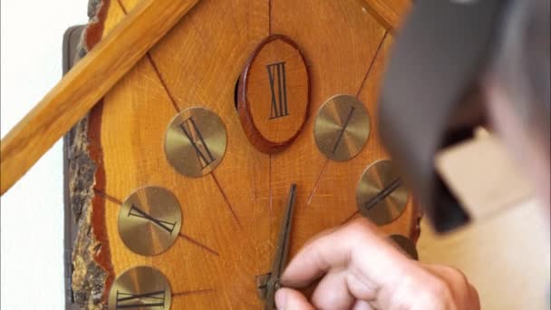 Unbekannter Uhrmacher, der eine Kuckucksuhr repariert. faßt Hände und dreht sie. — Stockvideo