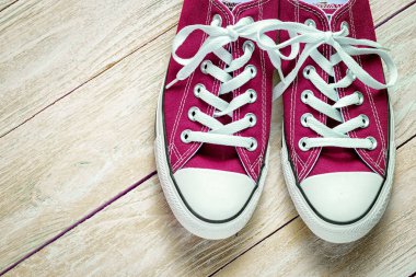 Kopya alanı ahşap bir zemin üzerine mor şık moda lastikbotlar. Yaz moda kız kıyafeti.