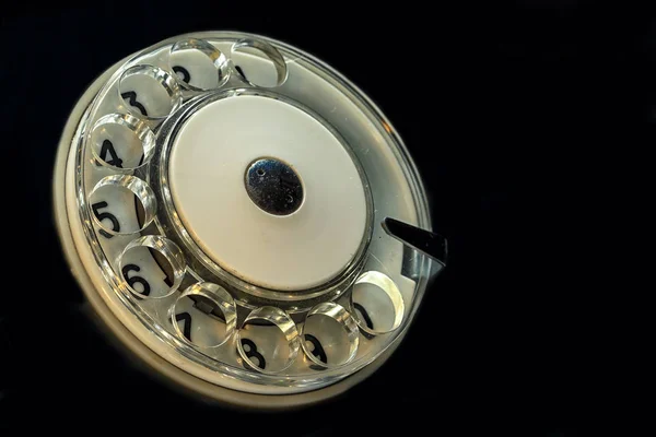 Antieke retro telefoon cirkel met aantallen, op de zwarte achtergrond, hoekmening met kopie ruimte — Stockfoto