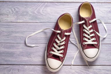 kopya alanı ahşap bir zemin üzerine çift spor ayakkabı