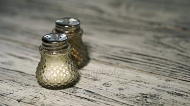 Tuz ve biber Çalkalayıcı kopya alanı ile ahşap masa, hareket ışık ve gölge