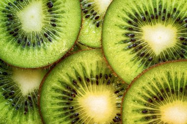 Parlak yeşil renkli sulu kivi meyve parçaları dilimleri ile. Sağlıklı gıda arka plan.