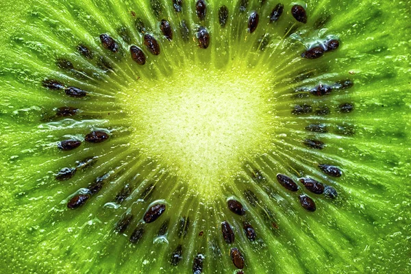 Latar belakang hijau cerah dari satu potong buah kiwi juicy dekat. Latar belakang makanan sehat . — Stok Foto