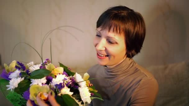 Middle aged caucasian happy woman with bunch of flowers — Stock Video