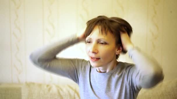 Mujer hace alarde frente al espejo, endereza el cabello, levanta el pelo, smarten up . — Vídeos de Stock