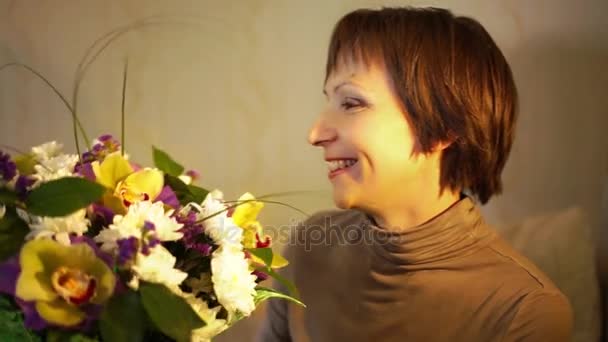 Mulher feliz com um buquê de flores em seu aniversário — Vídeo de Stock