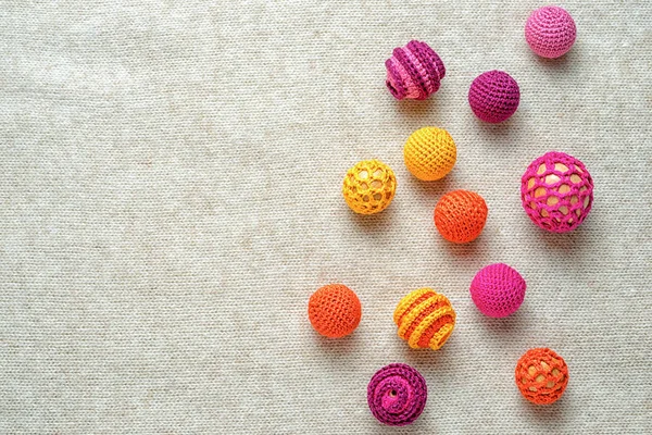 멀티 컬러 crocheted 니트 배경과 텍스트 복사 공간에 공 — 스톡 사진