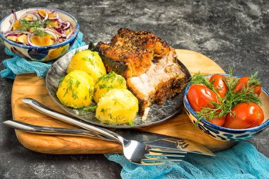Haşlanmış patates ve Marine mantar ve domates soslu pişmiş domuz eti.