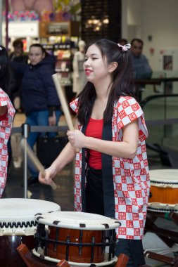 Moskova, Rusya - 5 Şubat 2017: grup Japon Taiko davulcular kızlar gerçekleştirmek üzerinde 