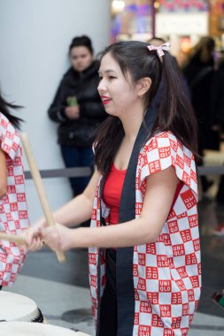 Moskova, Rusya - 5 Şubat 2017: grup Japon Taiko davulcular kızlar gerçekleştirmek üzerinde 