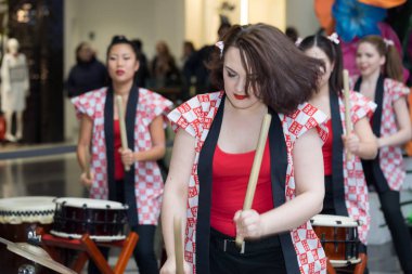 Moskova, Rusya - 5 Şubat 2017: grup Japon Taiko davulcular kızlar gerçekleştirmek üzerinde 