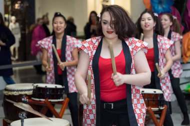 Moskova, Rusya - 5 Şubat 2017: grup Japon Taiko davulcular kızlar gerçekleştirmek üzerinde 