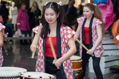 Moskova, Rusya - 5 Şubat 2017: grup Japon Taiko davulcular kızlar gerçekleştirmek üzerinde 