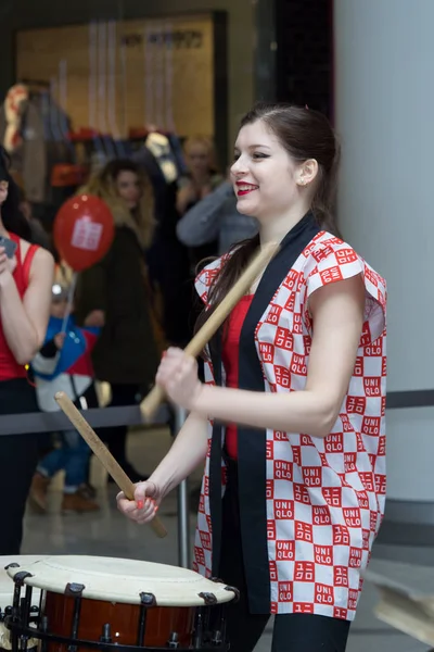 Moskva, Ryssland - 5 mars 2017: grupp av japanska Taiko trummisar flickorna utföra i "Oceania" shopping center på den vid öppnandet av en ny lagra Uniqlo unika kläder lager. — Stockfoto