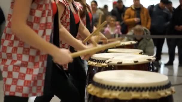 Μόσχα, Ρωσία - 5 Μαρτίου 2017: ομάδα Ιαπωνικά Taiko τυμπανιστές κορίτσια που εκτελούν στο εμπορικό κέντρο «Ωκεανία» για την κατά το άνοιγμα ενός νέου κατάστημα Uniqlo μοναδικά ρούχα αποθήκη. Τύμπανα, κοντινό πλάνο. — Αρχείο Βίντεο