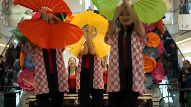 모스크바, 러시아-3 월 5 일, 2017: 일본 타이 코 드러 머 "오세아니아" 쇼핑 센터에서 수행 하는 여자의 그룹은 새로운 것의 개통에 유 니 클로 독특한 의류 창 고 저장. Danse 재미와. — 비디오