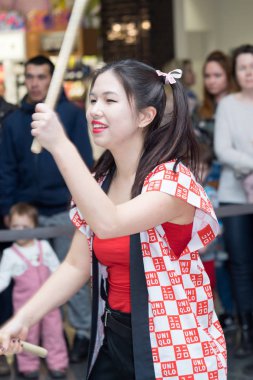 Moskova, Rusya - 5 Şubat 2017: grup Japon Taiko davulcular kızlar gerçekleştirmek üzerinde 