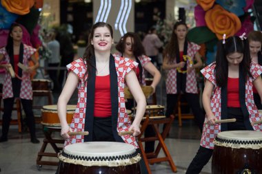 Moskova, Rusya - 5 Şubat 2017: grup Japon Taiko davulcular kızlar gerçekleştirmek üzerinde 