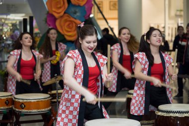 Moskova, Rusya - 5 Şubat 2017: grup Japon Taiko davulcular kızlar gerçekleştirmek üzerinde 