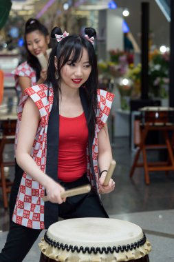 Moskova, Rusya - 5 Şubat 2017: grup Japon Taiko davulcular kızlar gerçekleştirmek üzerinde 