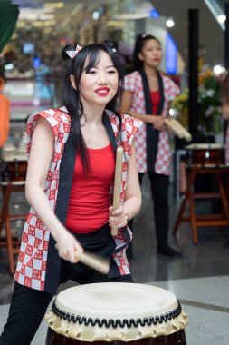 Moskova, Rusya - 5 Şubat 2017: grup Japon Taiko davulcular kızlar gerçekleştirmek üzerinde 