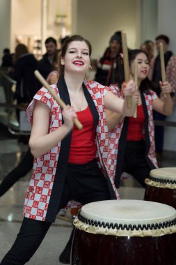 Moskova, Rusya - 5 Şubat 2017: grup Japon Taiko davulcular kızlar gerçekleştirmek üzerinde 