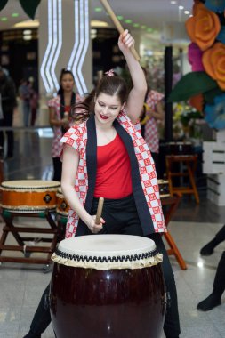 Moskova, Rusya - 5 Şubat 2017: grup Japon Taiko davulcular kızlar gerçekleştirmek üzerinde 