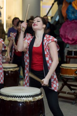 Moskova, Rusya - 5 Şubat 2017: grup Japon Taiko davulcular kızlar gerçekleştirmek üzerinde 