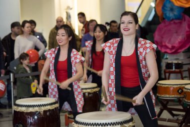 Moskova, Rusya - 5 Şubat 2017: grup Japon Taiko davulcular kızlar gerçekleştirmek üzerinde 