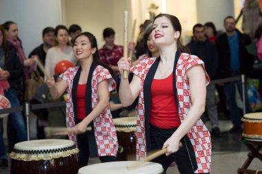 Moskova, Rusya - 5 Şubat 2017: grup Japon Taiko davulcular kızlar gerçekleştirmek üzerinde 