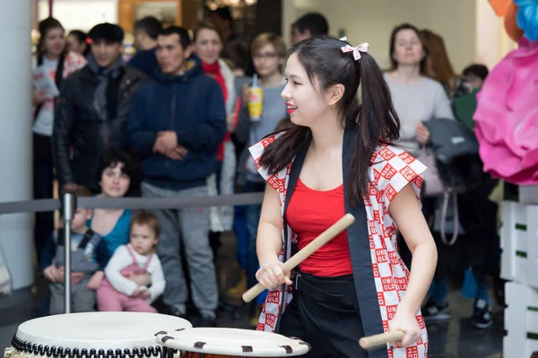 Moskva, Ryssland - 5 mars 2017: grupp av japanska Taiko trummisar flickorna utföra i "Oceania" shopping center på den vid öppnandet av en ny lagra Uniqlo unika kläder lager. — Stockfoto
