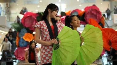 Moskova, Rusya - 5 Şubat 2017: grup Japon Taiko davulcular kızlar gerçekleştirmek üzerinde 