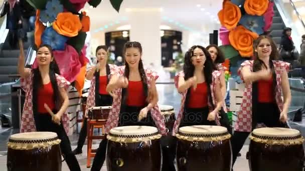 Moskva, Ryssland - 4 mars 2017: grupp av japanska Taiko trummisar flickorna utföra i "Oceania" shopping center på den vid öppnandet av en ny lagra Uniqlo unika kläder lager. — Stockvideo