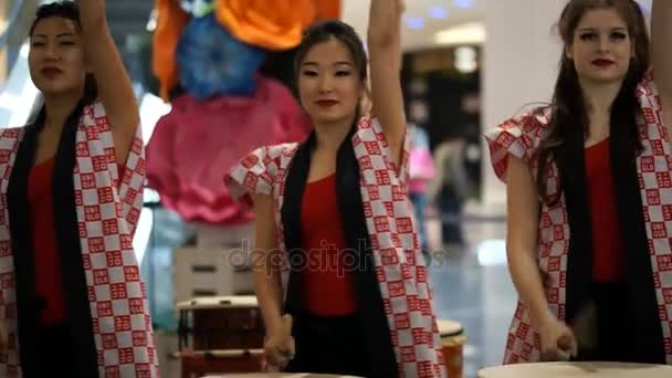Moskva, Rusko - 4 března 2017: Skupina bubeníků Taiko japonské dívky provádět v nákupním centru na "Oceania" na otevření nového úložiště Uniqlo jedinečné oděvní sklad. — Stock video