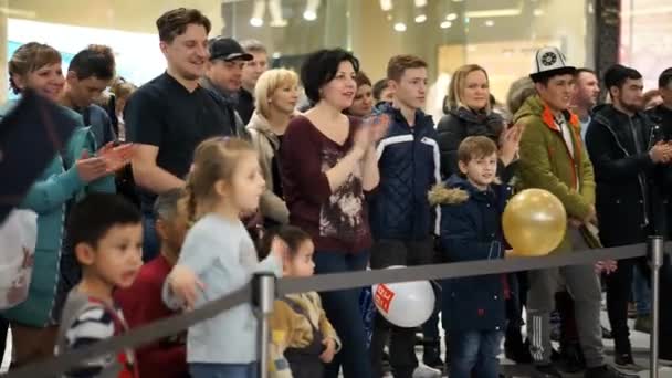 Moscou, Russie - 4 mars 2017 : Les spectateurs applaudissent lors des spectacles dans le centre commercial "Océanie" — Video