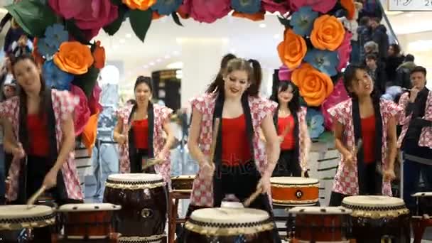 Moscou, Rússia - 4 de março de 2017: grupo de garotas japonesas bateristas Taiko se apresentam no shopping center "Oceania" na abertura de uma nova loja UNIQLO Unique Clothing Warehouse . — Vídeo de Stock