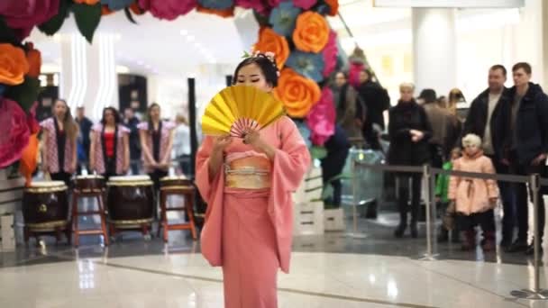 모스크바, 러시아-2017-3 월-5: 게이 샤 "오세아니아" 쇼핑 센터에서 공연 중 우산 핑크 댄스 — 비디오